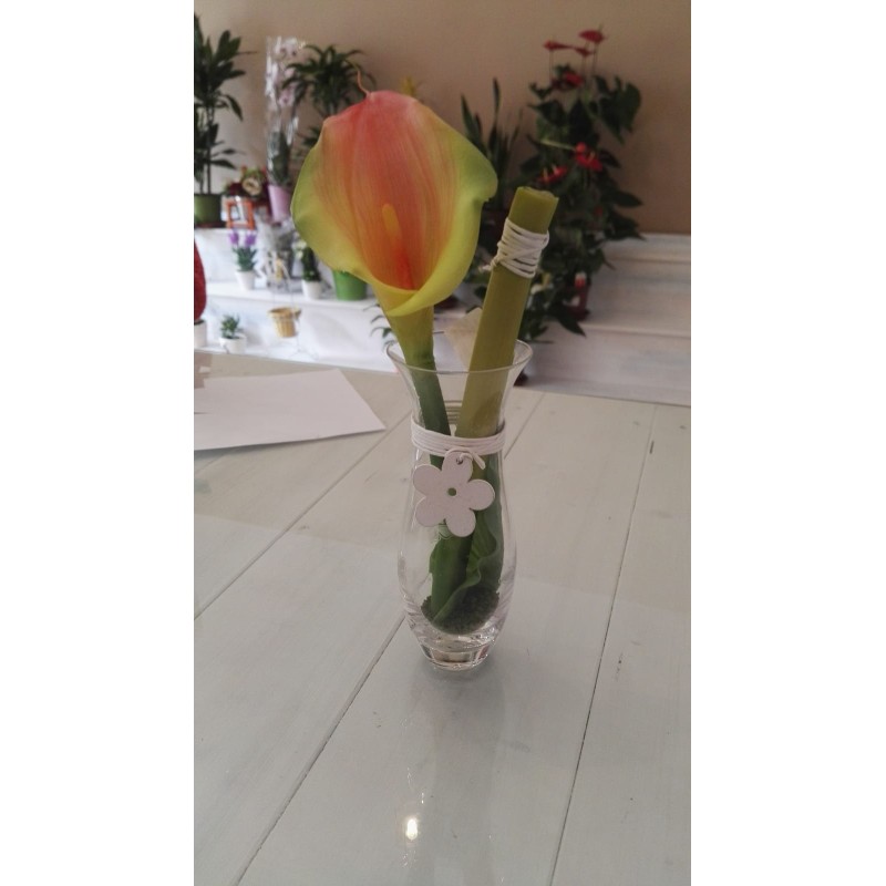 Composizione artificiale con vaso in vetro sabbionila fiore finto di Calla e decorazioni